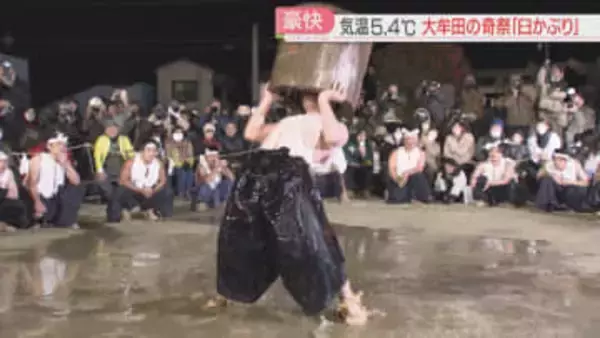 クライマックスは100キロの臼　重い臼を持ち上げ水をかぶる　冬の夜に小学生から65歳が勇壮に　福岡