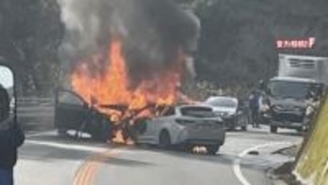 【続報】車1台が対向車2台と衝突　うち2台が炎上　現場で男性1人の死亡を確認　子ども2人を含む6人を病院搬送　福岡