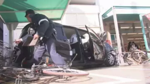 スーパーの駐輪場にタクシーが突っ込む　運転手とみられる男性を救急搬送　福岡