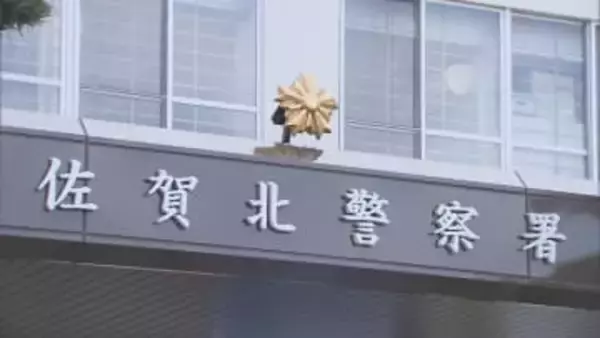 パトカーに追跡されていた軽乗用車が車2台と衝突　運転手は逃走中　佐賀市