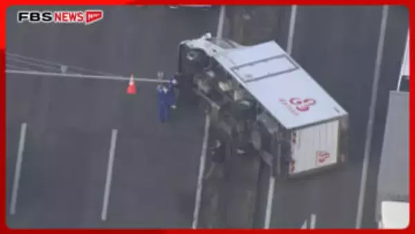 国道201号で乗用車とトラックが衝突　トラックが横転　運転していた男性を病院に搬送　福岡