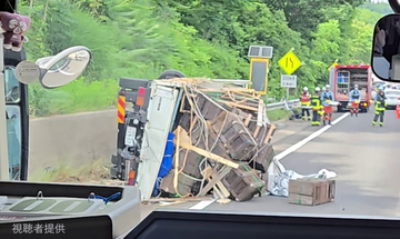 東北道で横転したトラックから蜂の巣箱が崩れ落ちる…周辺に逃げ出した蜂も確認　蜂はミツバチか　福島