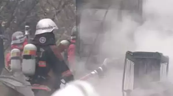 煙が線路に流れ込み一時運転見合わせ　会津若松市で民家全焼する火事　福島