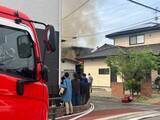 「福島市渡利で火災…住宅など合わせて12棟が焼ける　90代の女性1人を救急搬送」の画像1