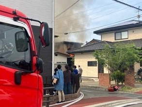 福島市渡利で火災…住宅など合わせて10棟が焼ける　90代の女性1人を救急搬送