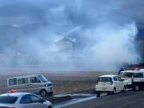 郡山市片平町で建物火災　消火活動続く　近隣の建物に延焼も