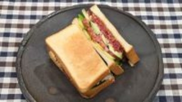 『昭和から愛されるロングセラー食品アレンジレシピ』カリッと焼いて香ばしく【コンビーフとアボカドの焼きサンドウィッチ】