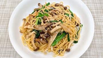 『秋ならではの食材を使って』焼き付けて旨みアップ【きのこたっぷり中華風焼きそば】