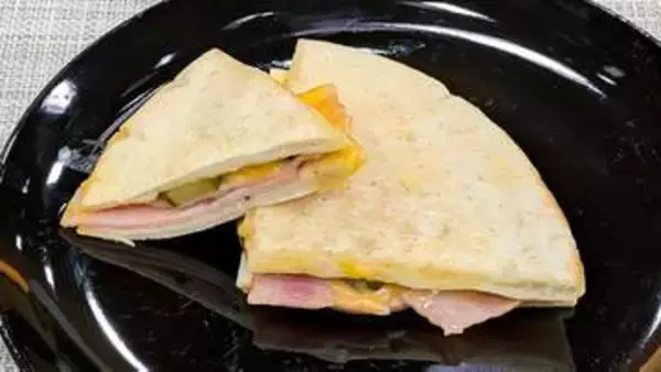 『ピザ生地を使って』オレンジの風味でさわやかに【キューバ風サンドイッチ】
