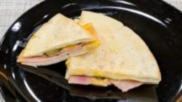 『ピザ生地を使って』オレンジの風味でさわやかに【キューバ風サンドイッチ】