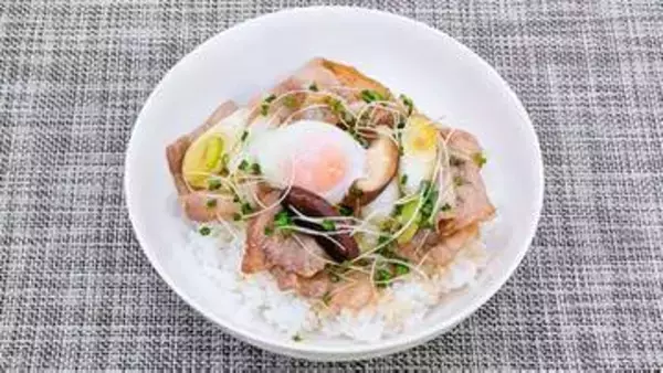 『新生活応援！パパっと作れるごはん』大きめに切った豚肉で【ネギときのこの豚丼】