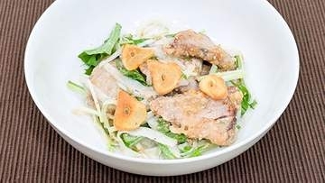 『旬の味・カツオ』にんにく風味でおいしく【かつおのごまみそドレッシングサラダ】