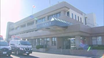 警察に追跡されていた原付バイクが電柱と接触　乗っていた人物はその場から逃走