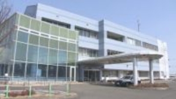 「アクセルを踏みすぎた」バック中の軽自動車が病院に突っ込む　福島