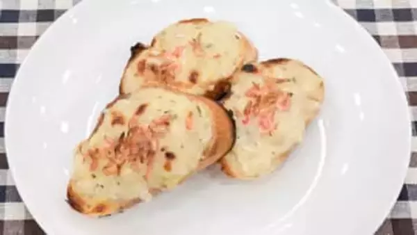 『冬野菜レシピ』粗く刻んで風味よく【ネギのシーフードピザトースト】