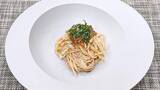 「『ひんやりレシピ』和と洋の調味料で【梅と大葉の冷製うどん】」の画像1