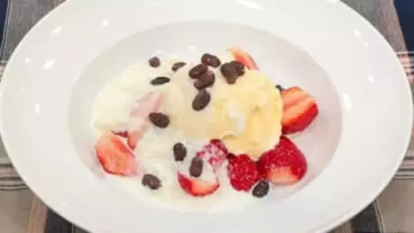 『年末年始に作りたい料理』お米はやさしくゆっくりと【いちごとバニラアイスのライスクリームソースがけ】