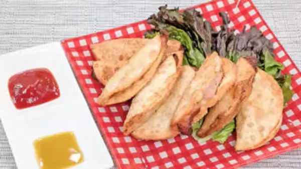 『年末年始に作りたい料理』餃子の皮でくるっと包んで【ポテトソーセージ】