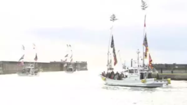 鮮やかな大漁旗を掲げて漁船が出港　浪江町で新年恒例「請戸漁港出初式」　福島県