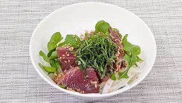 『旬の味・カツオ』薬味たっぷり【カツオのにんにくごま風味丼】