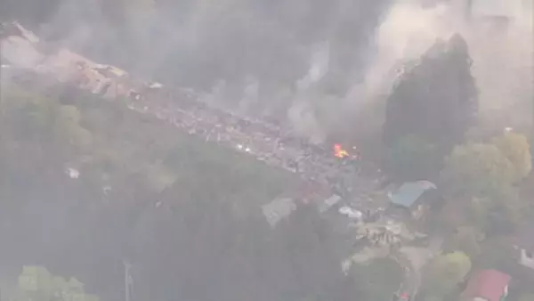 【空撮映像フル】山火事の規模は？複数カ所から立ち上る煙、激しく燃える山林、建物への延焼の状況も…喜多方市で山火事広い範囲に延焼　福島
