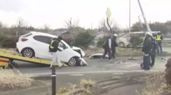 運転していた女性が意識不明の状態…福島市の国道4号で乗用車が街灯に突っ込む　福島
