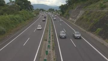 東北道の法面に乗り上げ横転…運転していた女性が死亡　福島