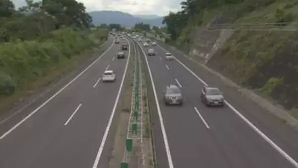 東北道の法面に乗り上げ横転…女性が外傷性くも膜下出血のため死亡　東北道上り須賀川IC～白河IC間が通行止(18日午後3時20分現在）福島