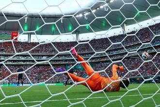 ウルグアイGKが痛恨ミス→懲罰交代　負ければ敗退、スペインとの大一番…GSで大苦戦