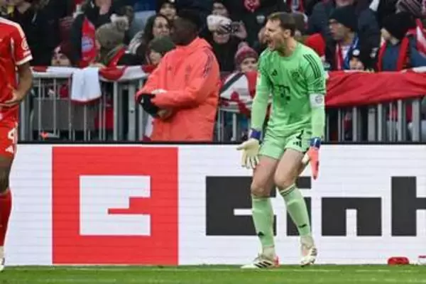 名手ノイアーが「ボールボーイと衝突」　ボール渡さず”苛立ち露わ”…海外報道「困惑した表情」