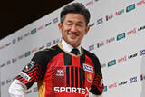 「100人の報道陣、13台のカメラ…カズ会見に殺到　J復帰も本音「数字的なところは何とも」」の画像1