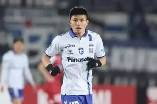 黒髪から大胆チェンジ「えんぐい金髪」　新スタイル披露で「サイヤ人になっとる」