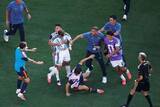 「スペインVSアルゼンチン、試合終了後に一触即発の事態　パレデスが暴力行為で一発退場に」の画像1