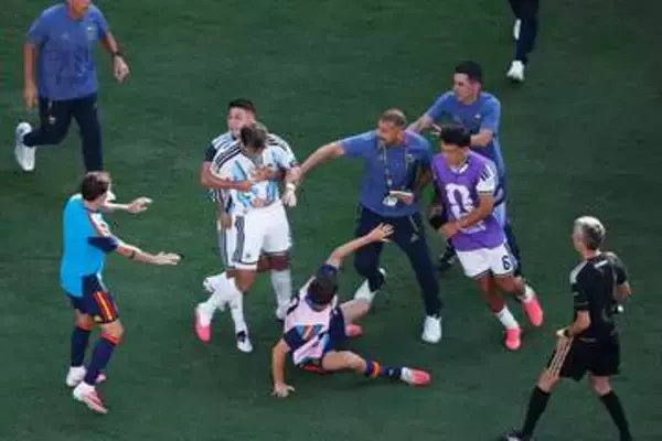 スペインVSアルゼンチン、試合終了後に一触即発の事態　パレデスが暴力行為で一発退場に