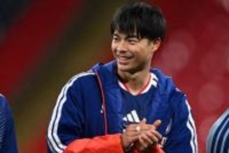 三笘薫に顎乗せ「もうカップル」　“兄弟”のイチャイチャ…ファン悶絶「じゃれる弟」