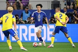 なぜ試合中に履き替え？　中村敬斗のソックス問題の背景…ルール違反ではない工夫に会長も「不利」