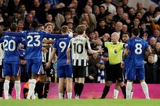 主審を巻き込み…前代未聞の珍事「50年間で見たことない」　監督は判定への影響に疑念