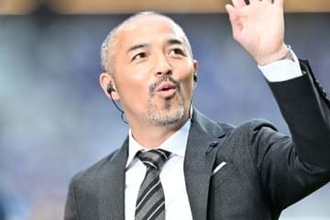 小野伸二が高級車を納車「カッコ良すぎ」　ブラックの”新たな相棒”と佇む姿に反響「似合う」