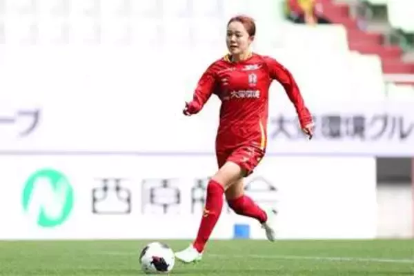 本人も思わず「よく言われます」　なでしこFW、親子で横並びに「そっくり」「めちゃ似てる」