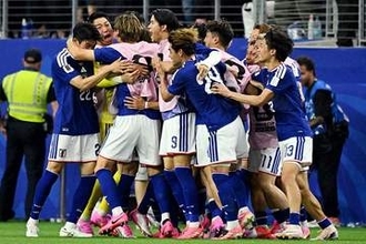 日本代表、W杯で生まれた「奇跡の1枚」　オランダ戦の決定的瞬間が「どの角度から見ても面白い」