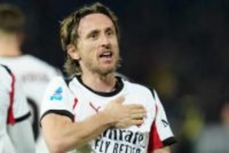 40歳なのに「24歳みたいなプレーしてる」　衰え知らずの驚愕ゴールが「バケモンすぎる」