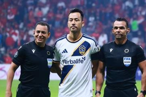 独名手→日本人DFの豪快弾　今季初ゴール…値千金の一撃を現地絶賛「2人を飛び越えた」