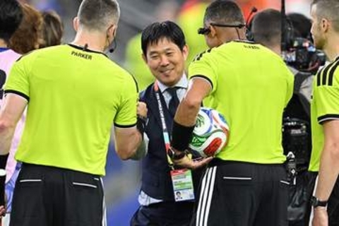 日本のベンチに「W杯で初めて」　森保監督が掲げたボードに海外注目「勝つために何でもやる」
