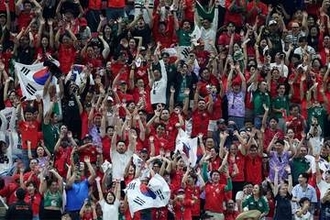 韓国代表のW杯初戦、観客席に紛れた2人　赤ウェア着用…母国を現地で後押し