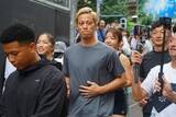 「本田圭佑、原宿にサプライズ登場「マジか！」　“ゲリララン”で竹下通りが騒然…自撮りファンサも」の画像1