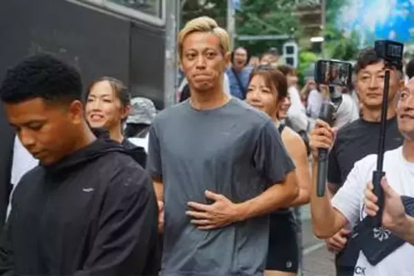 本田圭佑、原宿にサプライズ登場「マジか！」　“ゲリララン”で竹下通りが騒然…自撮りファンサも