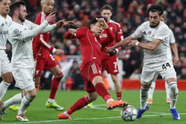 リバプール遠藤航が「深刻な負傷」で交代　日本代表に緊急事態…左足首痛め担架で運ばれる「涙を」