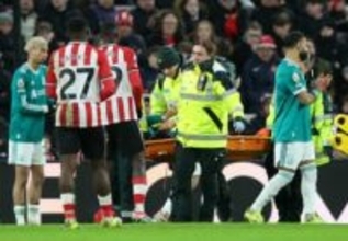 リバプール遠藤航が「深刻な負傷」で交代　日本代表に緊急事態…左足首痛め担架で運ばれる「涙を」