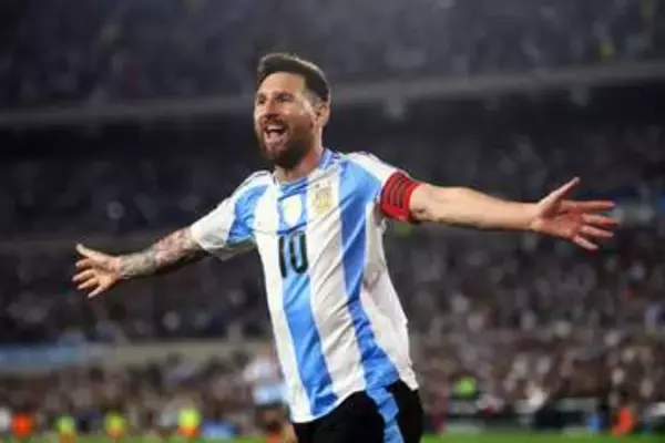 メッシがW杯で着用のスパイク「ローファーみたい」　代表モチーフのカラーに「デザイン好き」