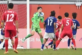 北朝鮮の10番、シミュレーションでイエローカード提示　GK荒木琉偉と若干の接触…主審が判定